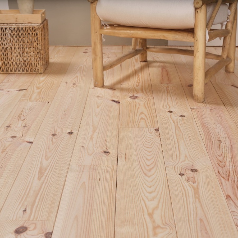 Grenen houten vloer gelegd in stijlvol interieur close-up