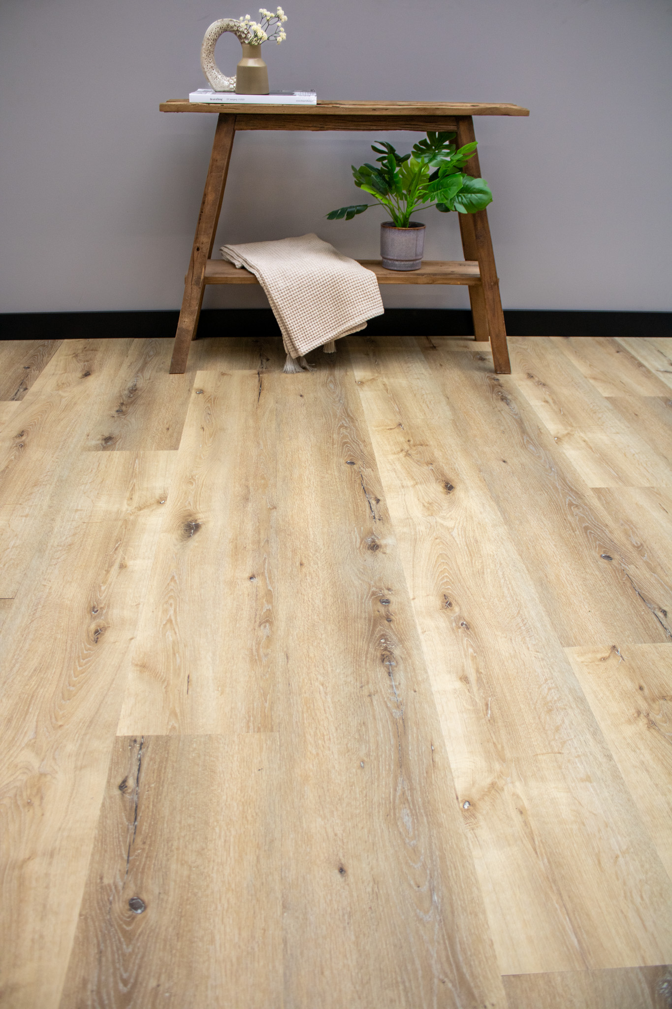 Vergeeld eiken plak-PVC met noesten