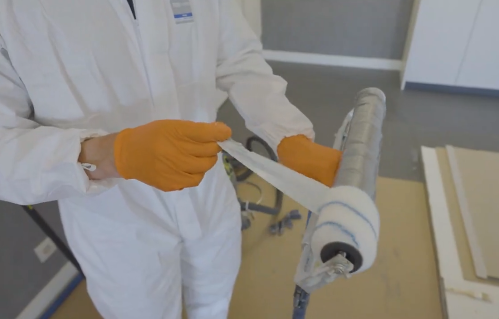 de 50cm-roller beplakken met duct tape, zodat de pluisjes eraf gaan