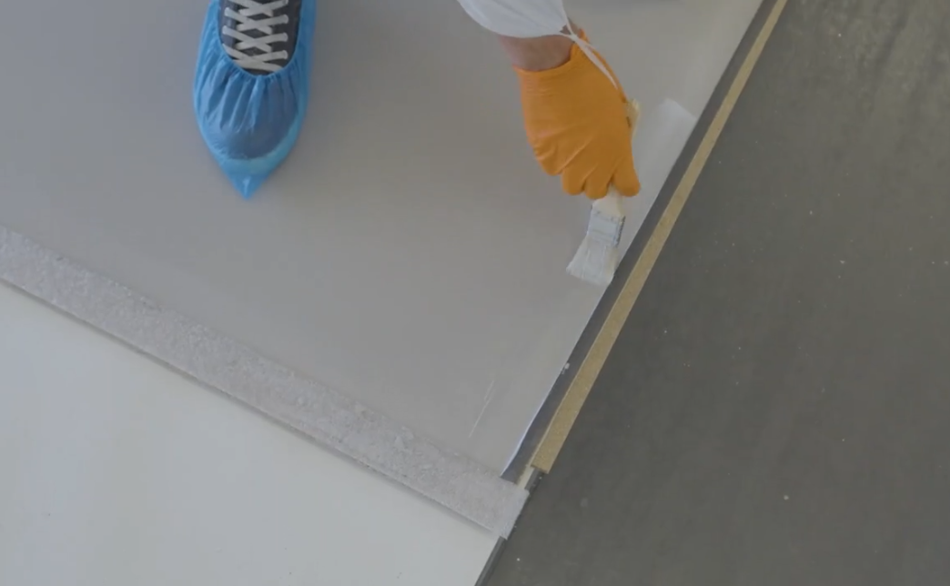 aanbrengen impregneer langs de randen met een kwast