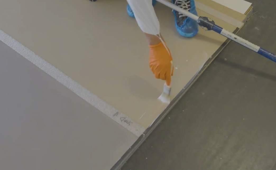 Aanbrengen lak langs de randen met kwast