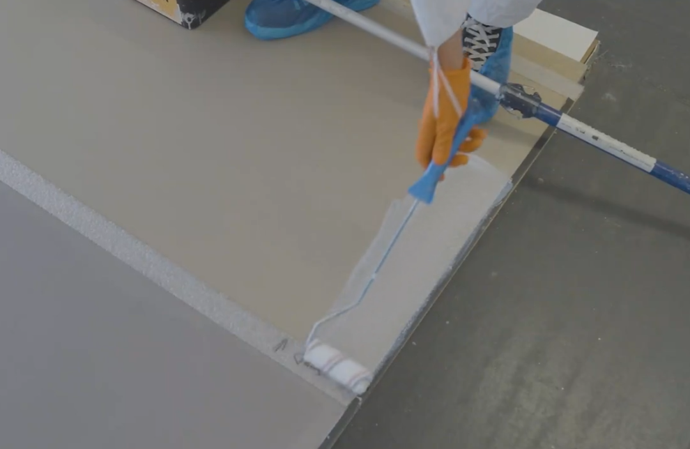 Randen na rollen met de roller van 10cm