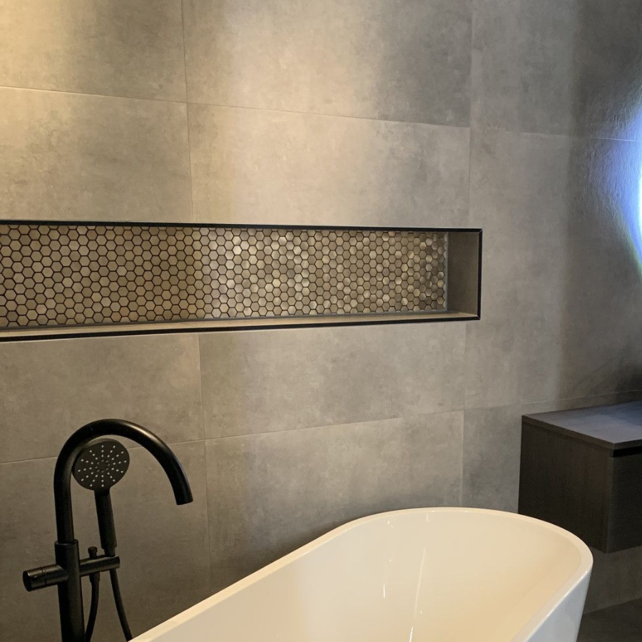 Warmgrijze betonlook wandtegels