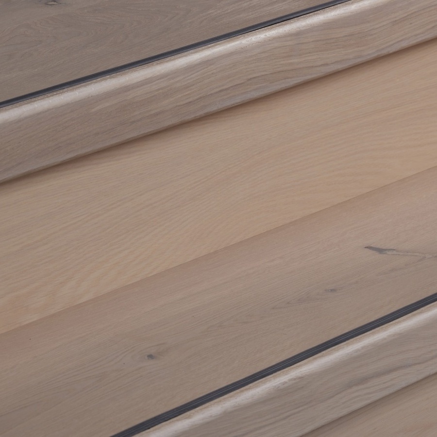 Traprenovatie krijtwit met houten stootborden